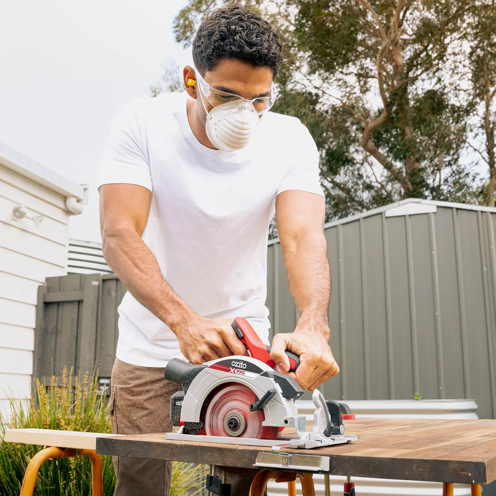 ozito-cordless-circular-saw-3001259-example_usage-101