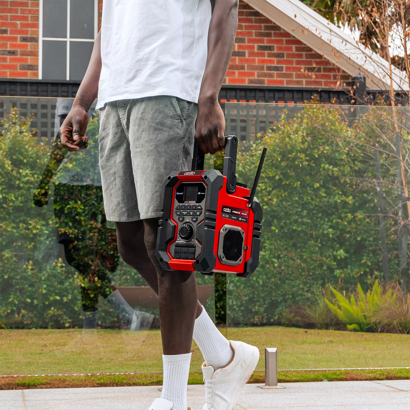 ozito-cordless-radio-3001296-example_usage-104