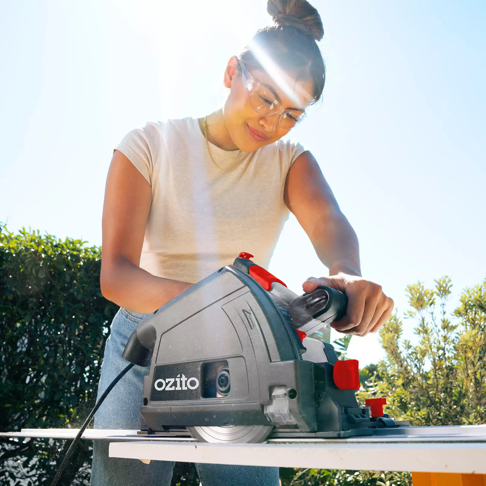 ozito-plunge-cut-saw-3001288-example_usage-103