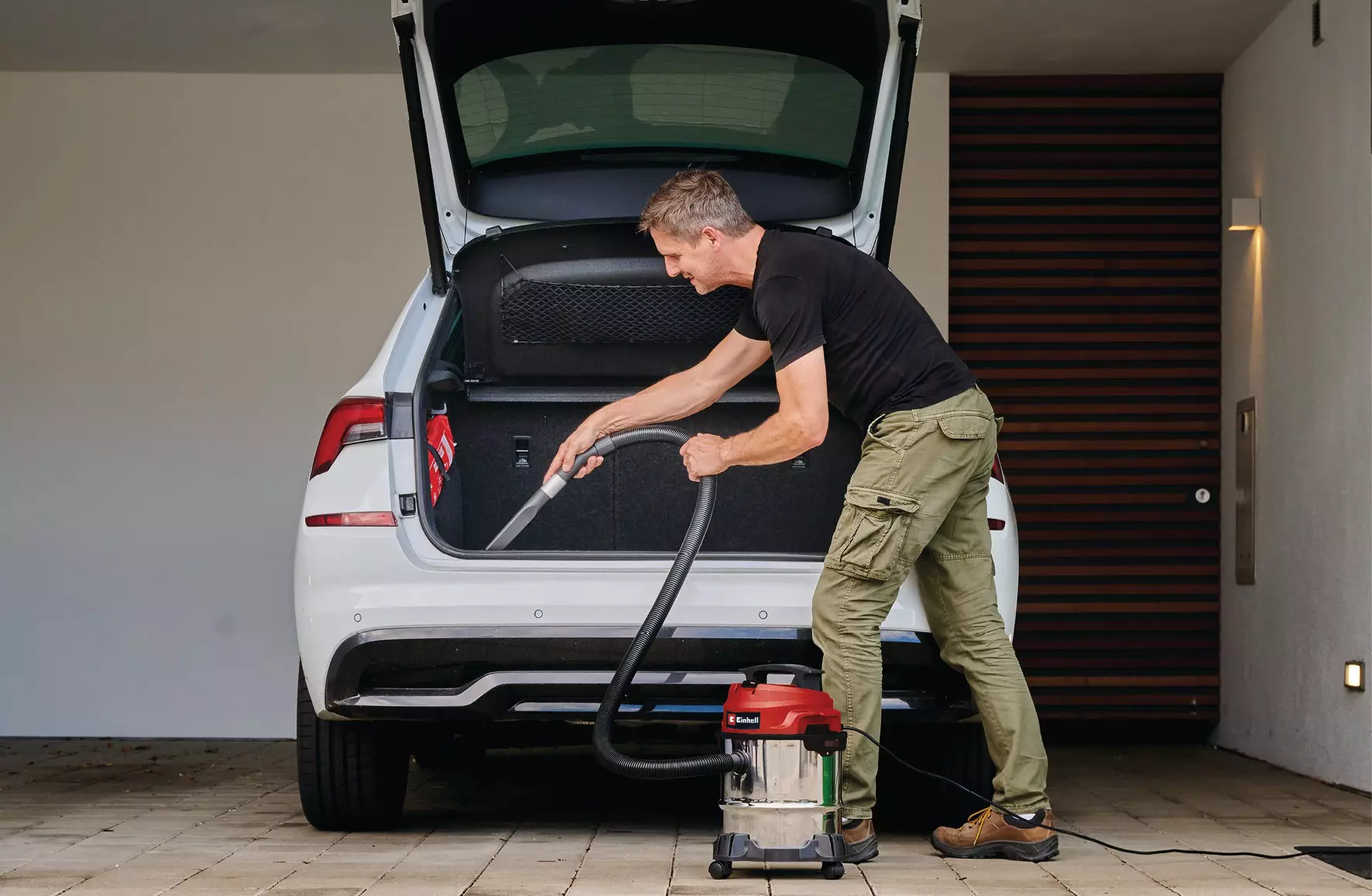 einhell-classic-wet-dry-vacuum-cleaner-elect-2342370-example_usage-001