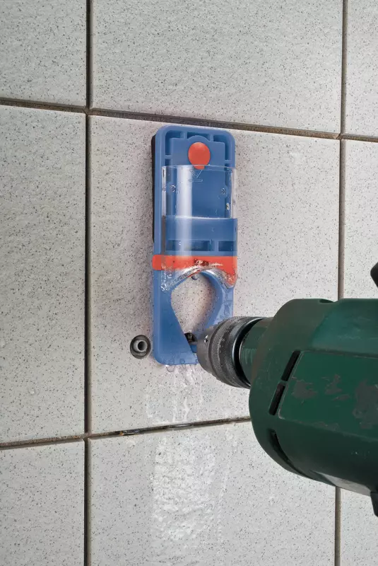 kwb-diy-diamond-hole-saw-w-shank-49499805-example_usage-201