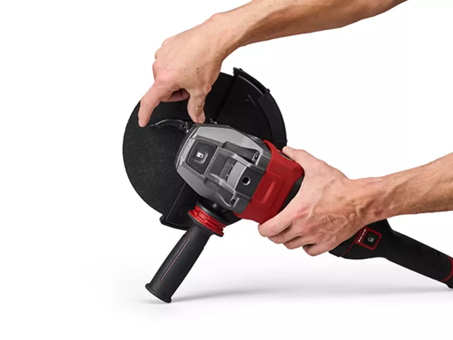 O ajuste rápido da proteção do disco na rebarbadora Einhell Professional TP-AG 230/2400 é acionado.