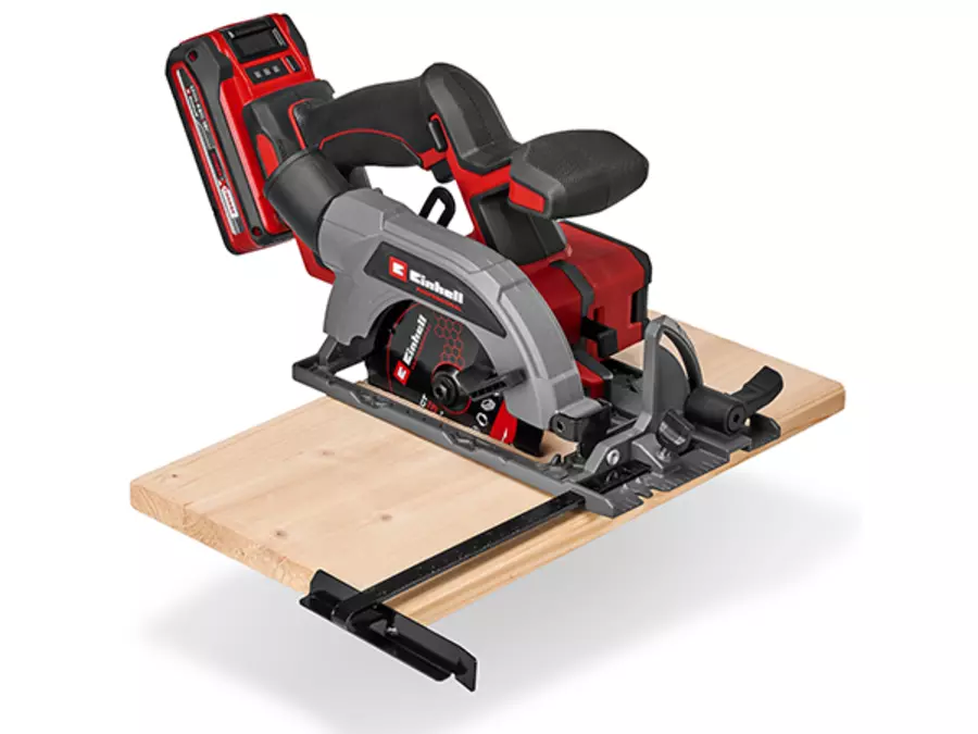 Die Einhell Akku-Handkreissäge TP-CS 18/136-C Li BL - Solo beim Sägen einer Holzplatte mit montiertem Parallelanschlag.