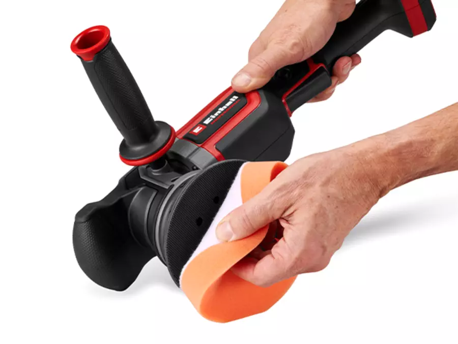 Ein Polierpad wird per Kletthaftung am Einhell Akku-Exzenterpolierer CP-EP 18/125 Li BL-Solo befestigt.