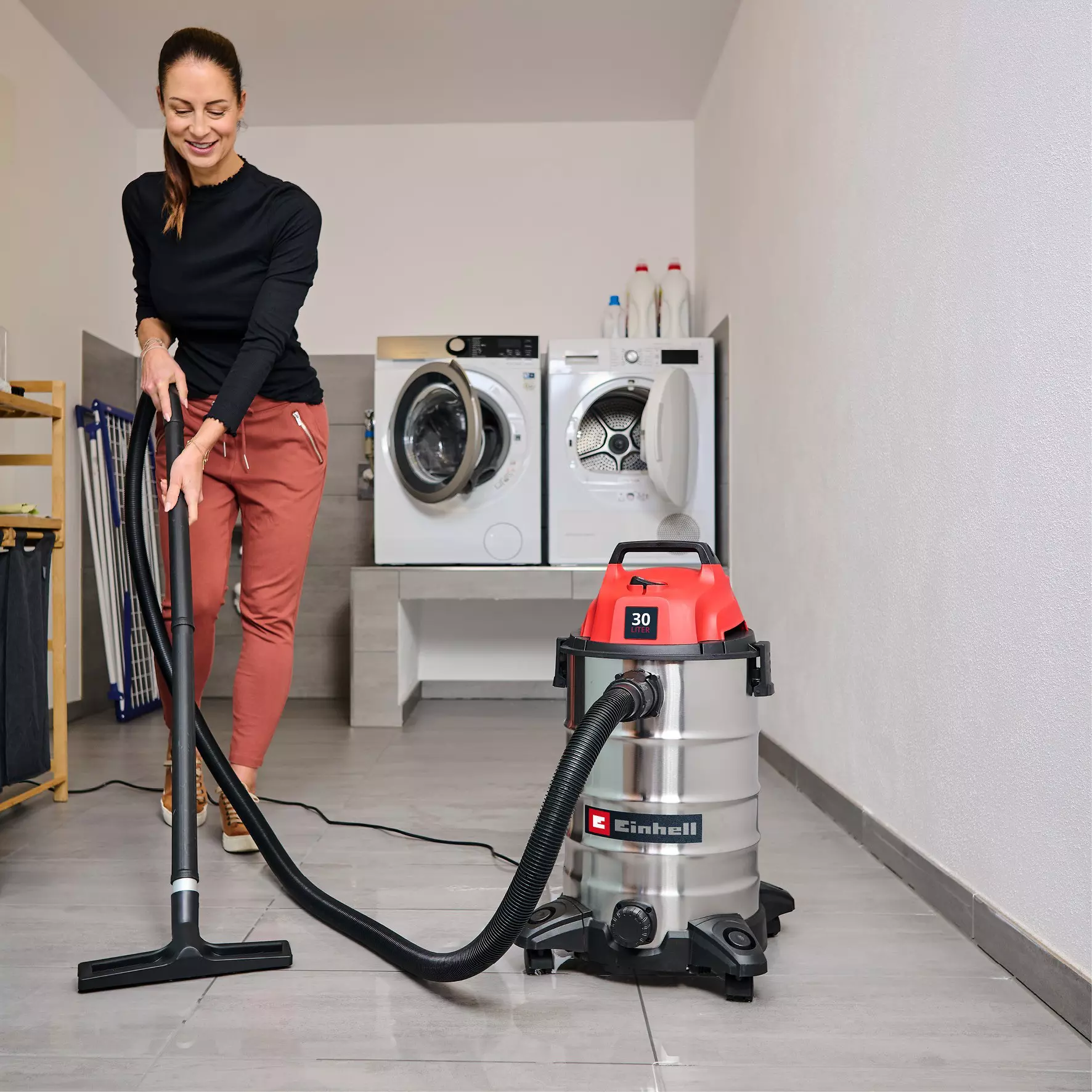 einhell-classic-wet-dry-vacuum-cleaner-elect-2342235-example_usage-001