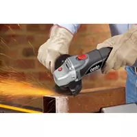 ozito-angle-grinder-4430646-example_usage-102