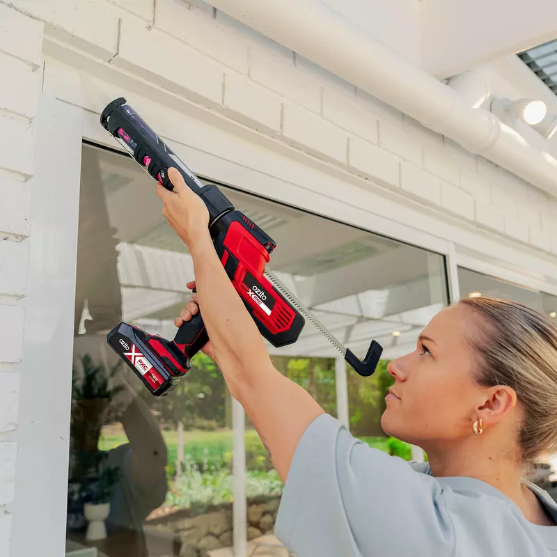 ozito-cordless-sealing-gun-3001285-example_usage-103