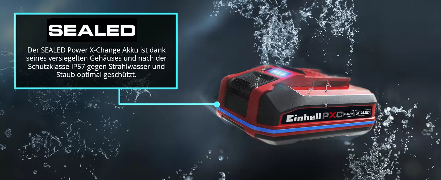 Der Einhell Akku 18V 4Ah PXC SEALED Twinpack ist von spritzendem Wasser umgeben. Die Einblendung erklärt, dass der SEALED Power X-Change Akku dank seines versiegelten Gehäuses nach IP57 gegen Strahlwasser und Staub geschützt ist.