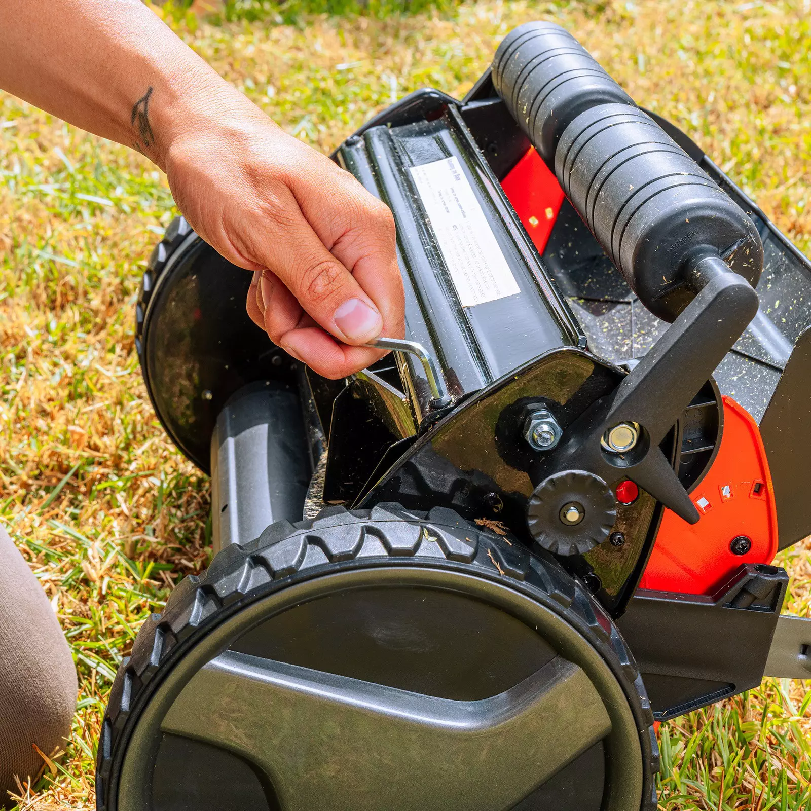 ozito-cordless-cylinder-lawn-mower-3000554-example_usage-103