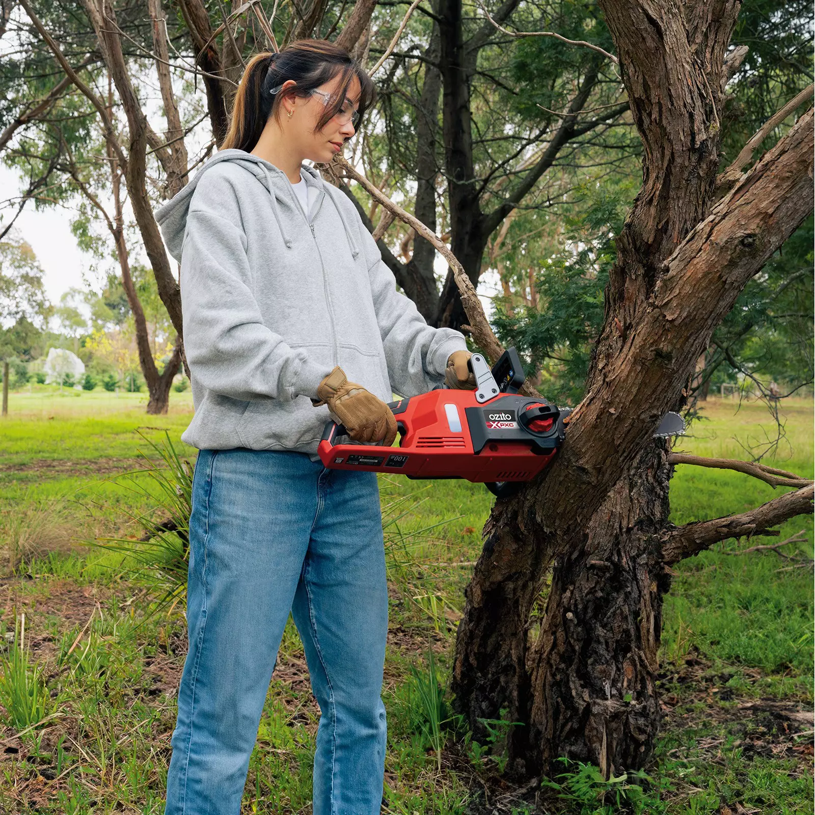 ozito-cordless-chain-saw-3001189-example_usage-101