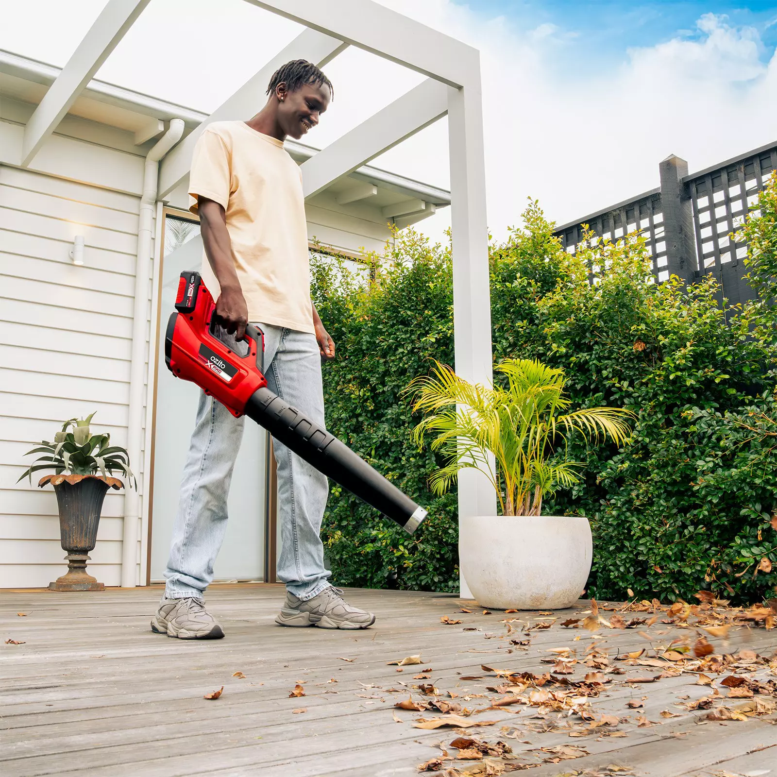 ozito-cordless-leaf-blower-3001306-example_usage-101