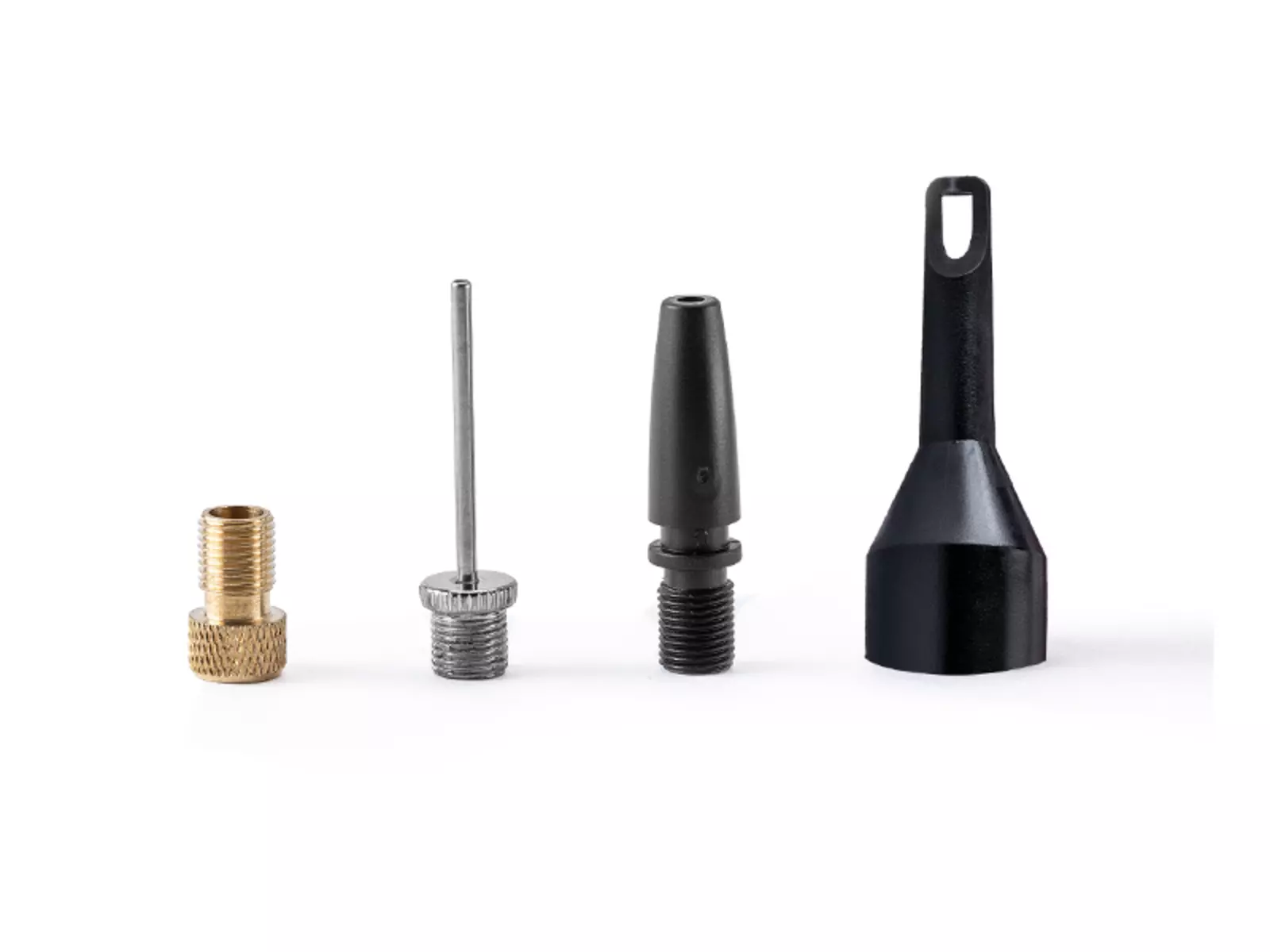 Adapter-Set des Einhell Akku-Kompressors TC-AK 18 Li - Solo auf weißem Hintergrund: Adapter für Reifen, Ballnadel und Adapter für Luftmatratzen.