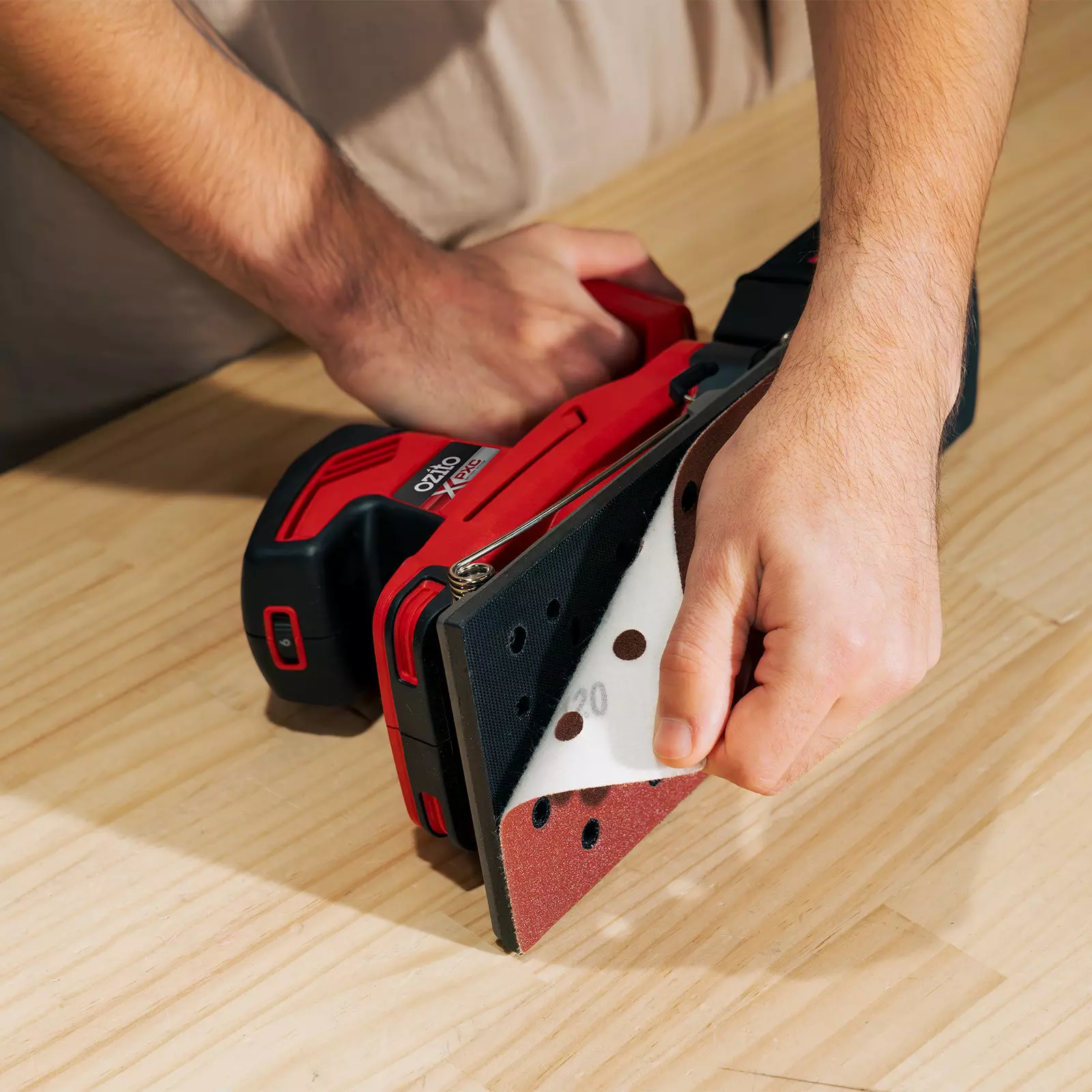 ozito-cordless-orbital-sander-3001226-example_usage-102