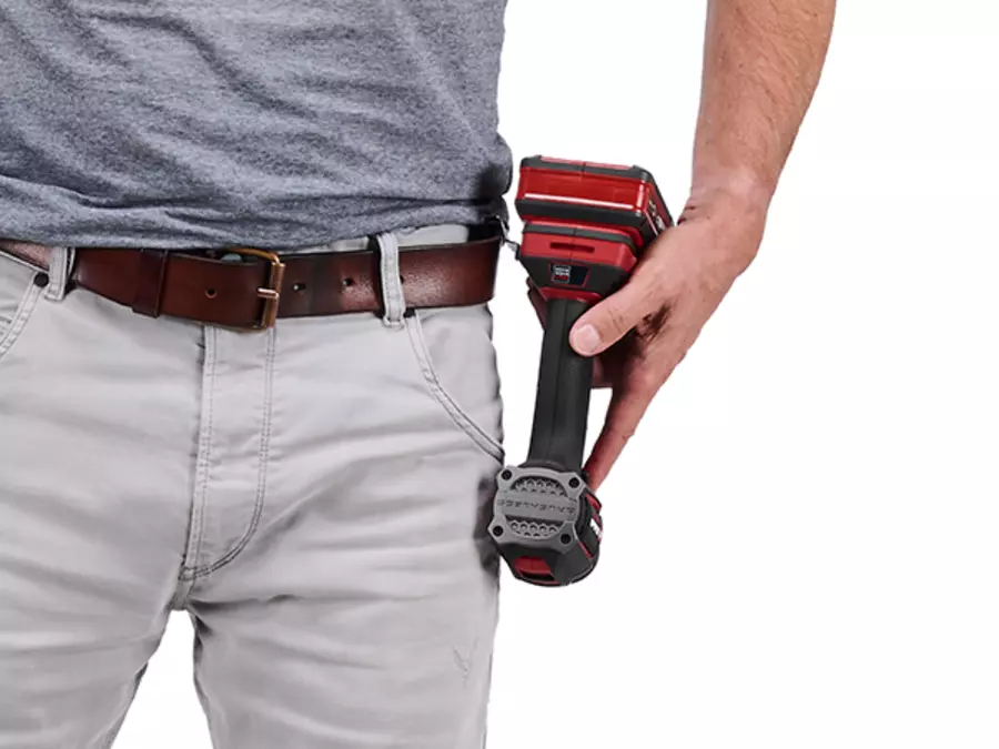 Der Einhell Akku-Bohrschrauber TP-CD 18/50-C Li BL hängt an einem Gürtelclip an der Hose einer Person.