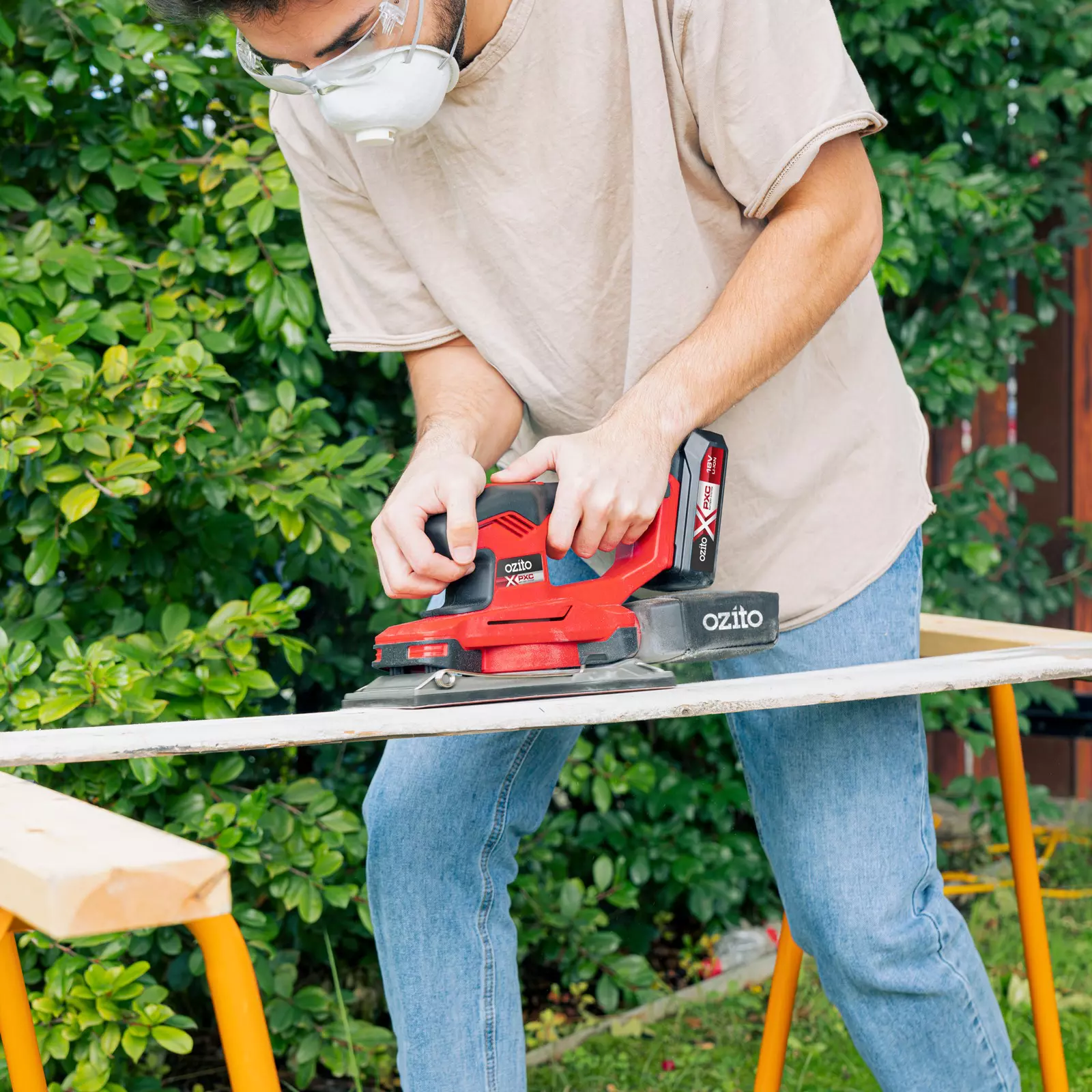 ozito-cordless-orbital-sander-3001226-example_usage-101
