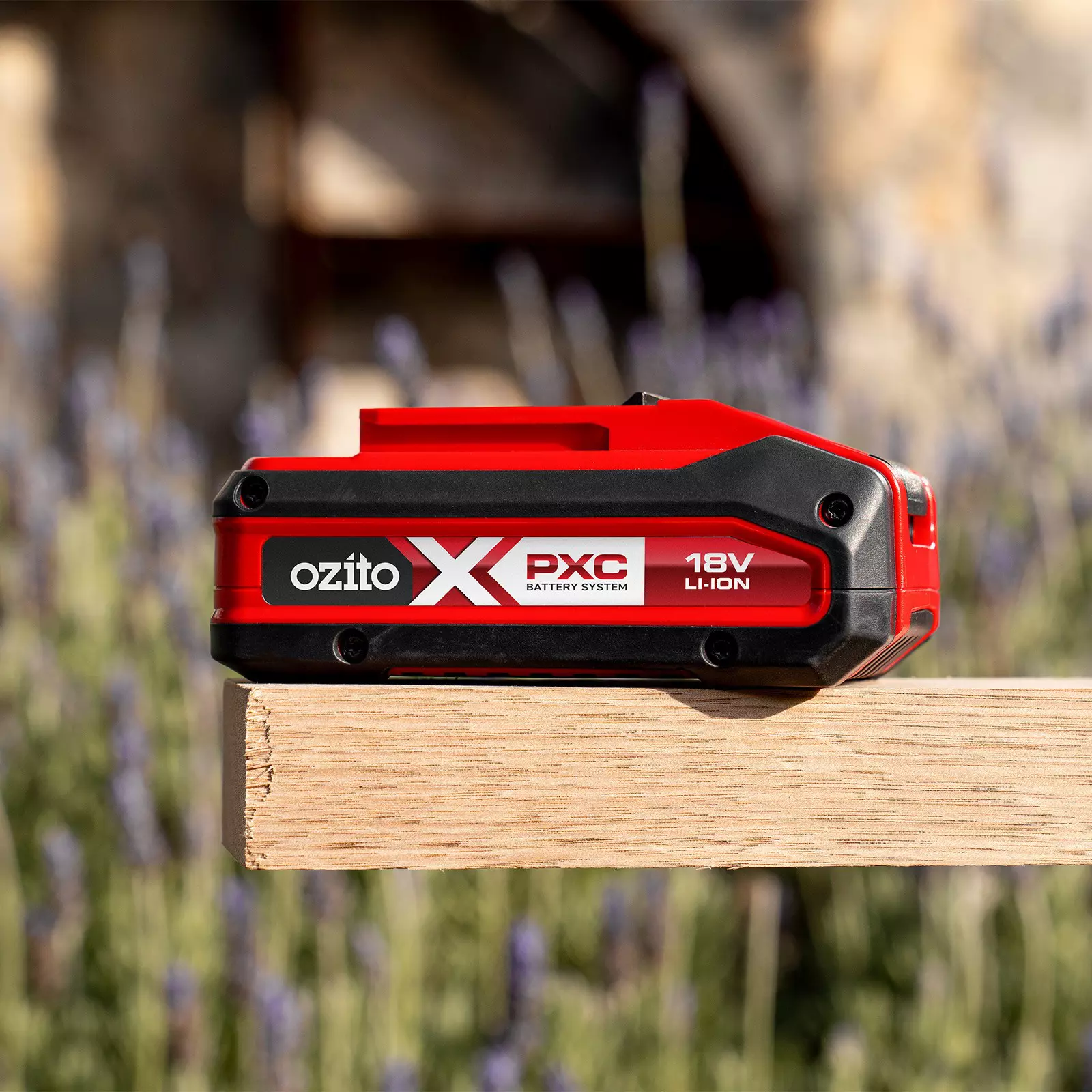 ozito-battery-3001246-example_usage-102