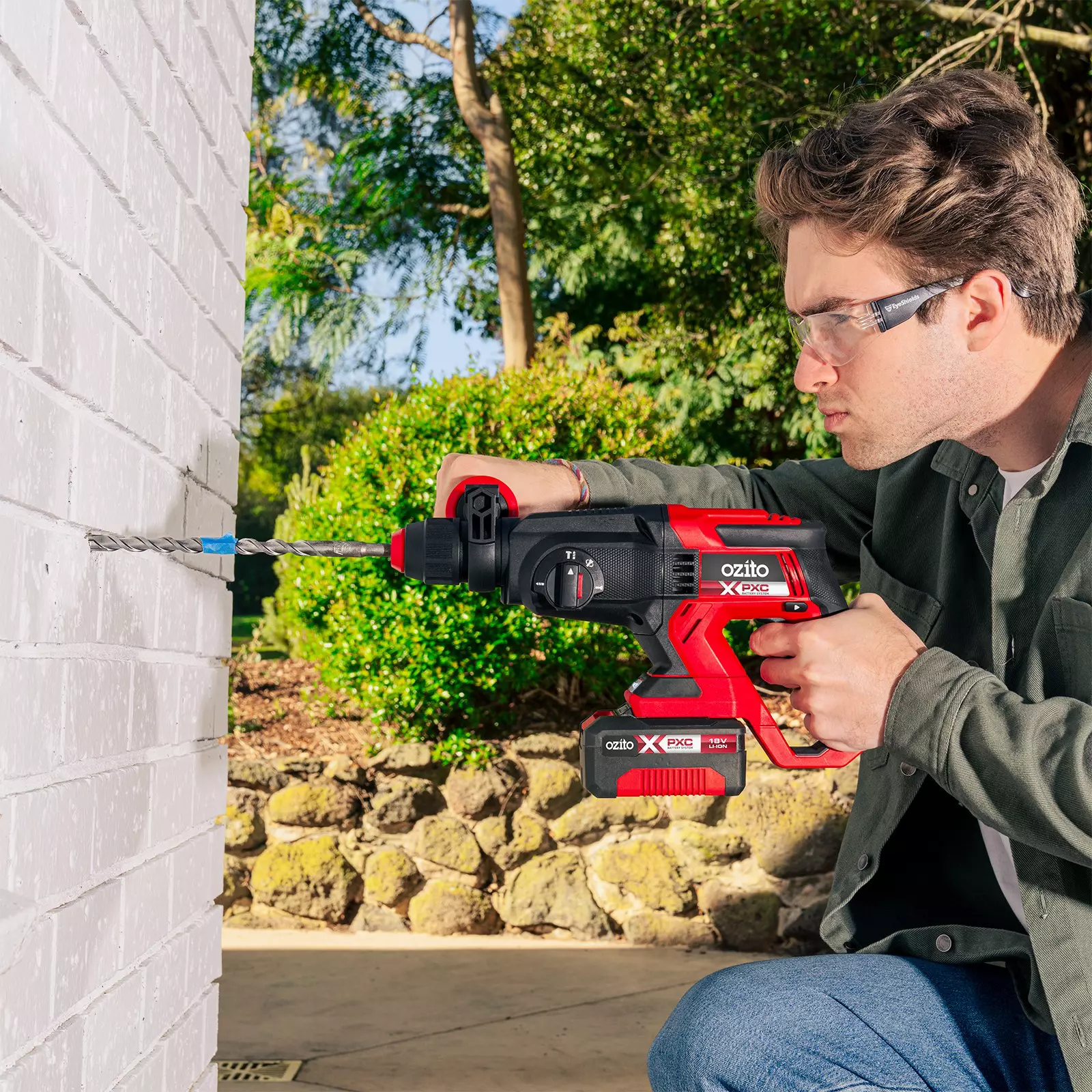 ozito-cordless-rotary-hammer-3001267-example_usage-103