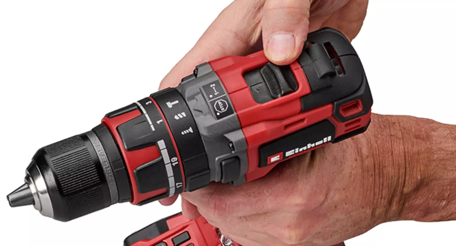 Grande plano da engrenagem de 2 velocidades do Einhell berbequim de impacto a bateria TP-CD 18/60-T Li-i BL Solo durante a mudança de velocidades.