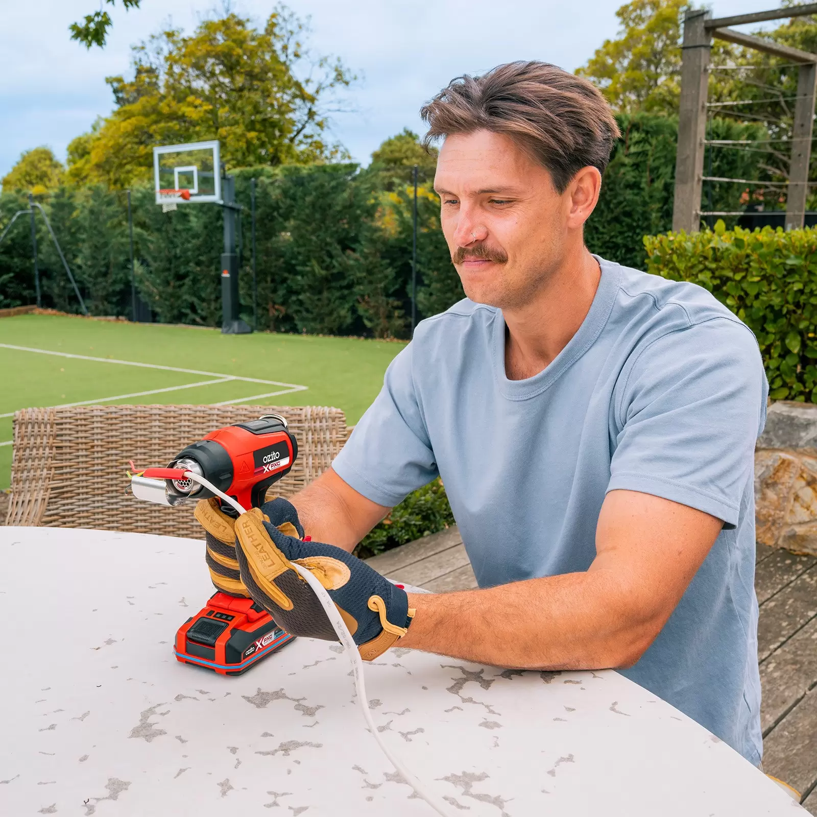 ozito-cordless-hot-air-gun-3001378-example_usage-101