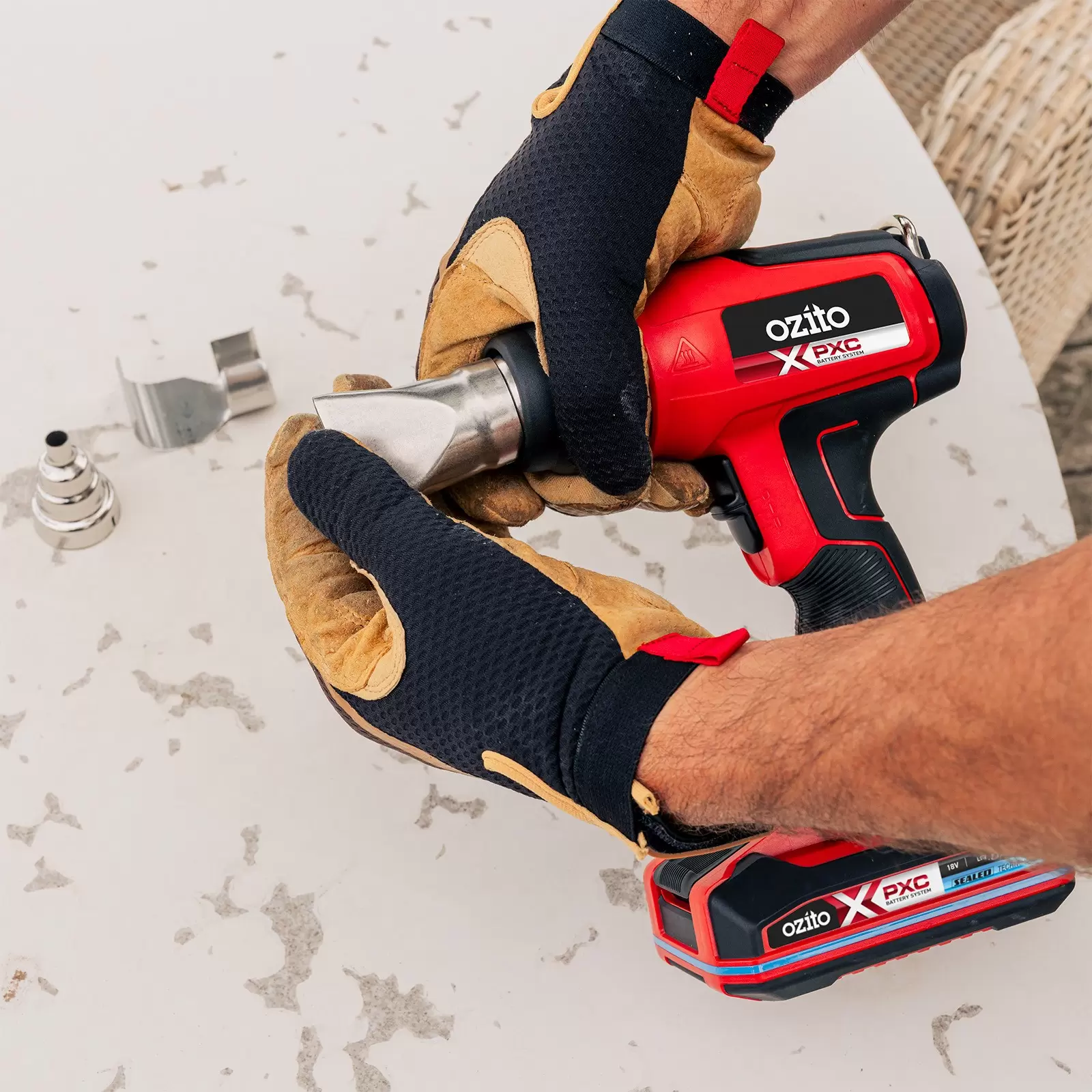 ozito-cordless-hot-air-gun-3001378-example_usage-104